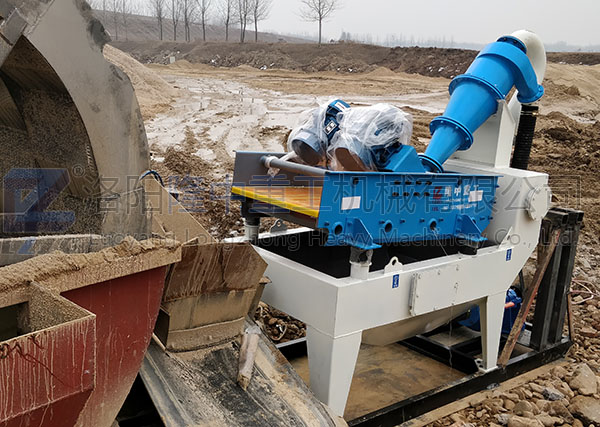 細(xì)沙回收機(jī)現(xiàn)場(chǎng)1.jpg