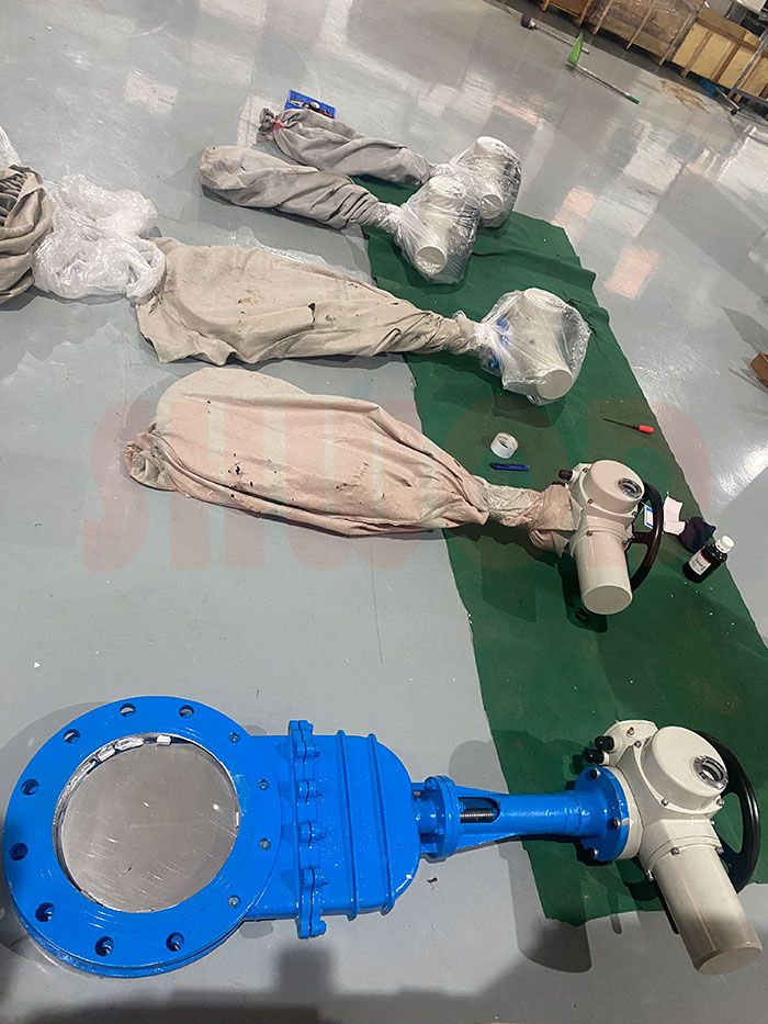 電動(dòng)刀閘閥打包中